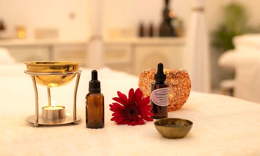 Image 4: Masajes con aromaterapia, aceites y ritual premium