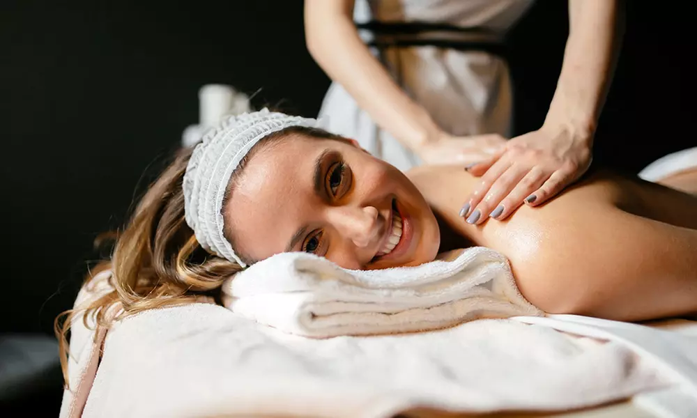 60 Min. Relax Thai-Ganzkörper-Massage oder Fußreflexzonen-Massage für 1 Dame (bis zu 39% sparen) - Primary Image
