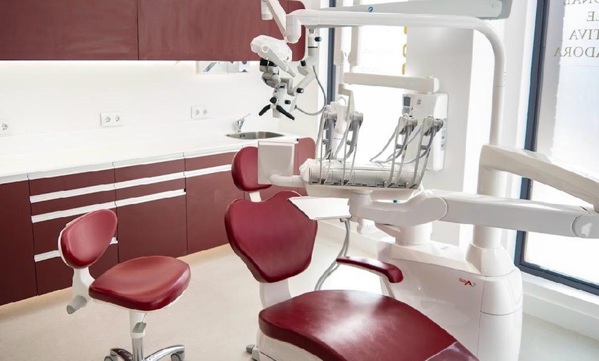 Image 3: Limpieza bucal con revisión y opción a limpieza de 2 o 4 cuadrantes