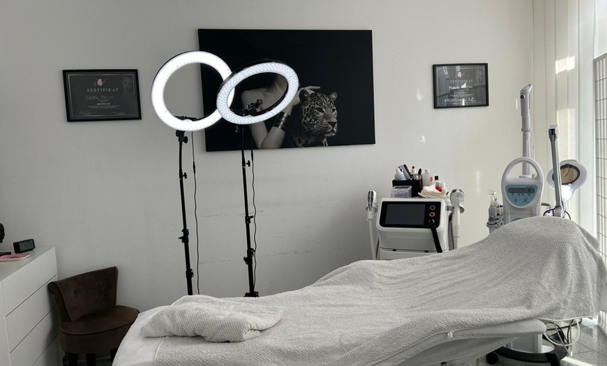 Image 2: Aqua-Facial & Microneedling oder Oxygen Facial & Hydrodermabrasion 