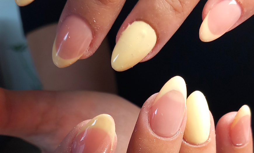 Image 3: Beauté des mains et pose de vernis semi-permanent, option extensions