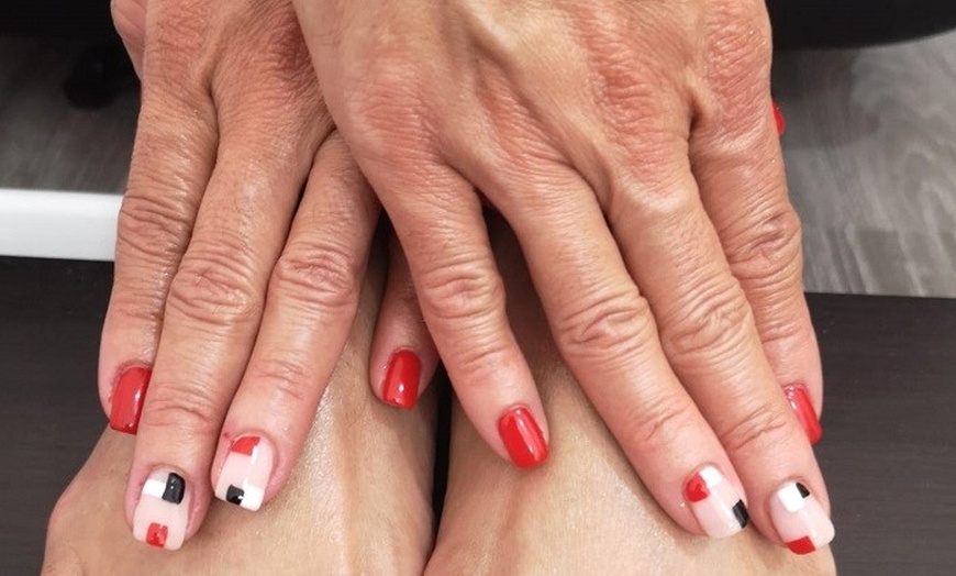 Image 9: Sesión de manicura, pedicura o ambas con esmaltado a elegir para 1