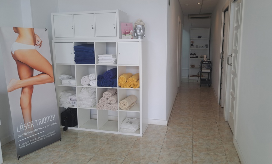 Image 6: Masaje con opción a reflexología podal, peeling e hidromasaje 