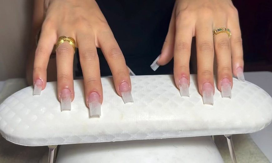 Image 8: 1 o 3 sesiones de manicura y/o pedicura clásica o semipermanente