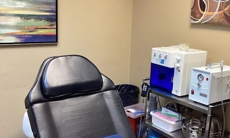 Image 2: Achieve Youthful Glow: 20 or 40 Units of Xeomin