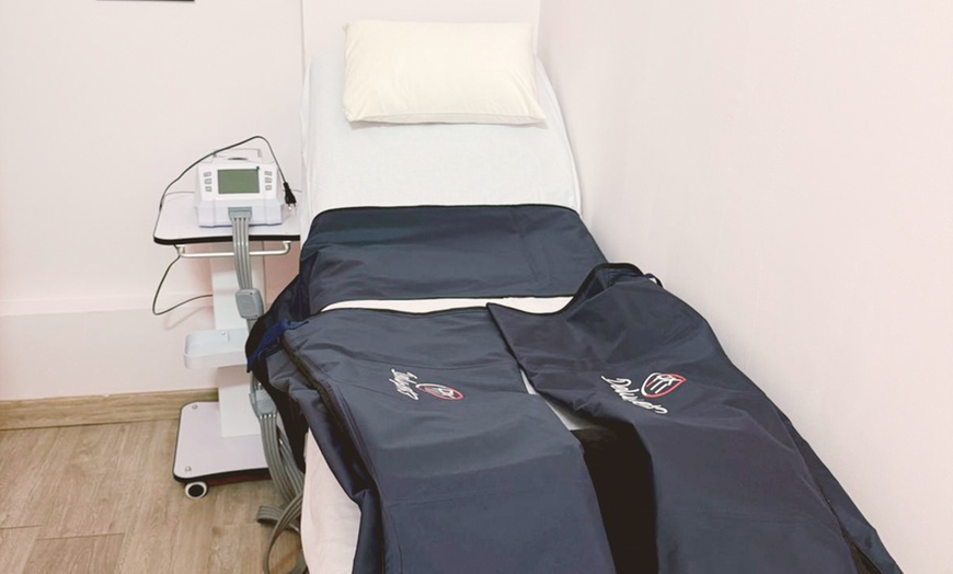 Image 3: 2, 4 o 6 sesiones de combo reductor con aparatología para 1 persona