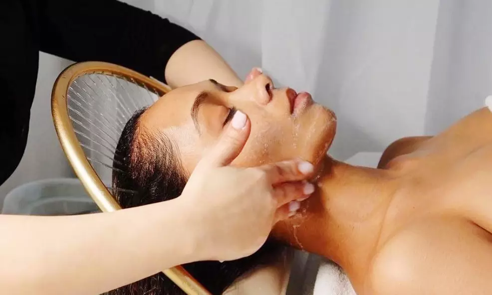 Head Spa japonais : rituels apaisants et soins du cuir chevelu avec Jenn Eyes & SPA (jusqu'à 13% de remise) - Primary Image