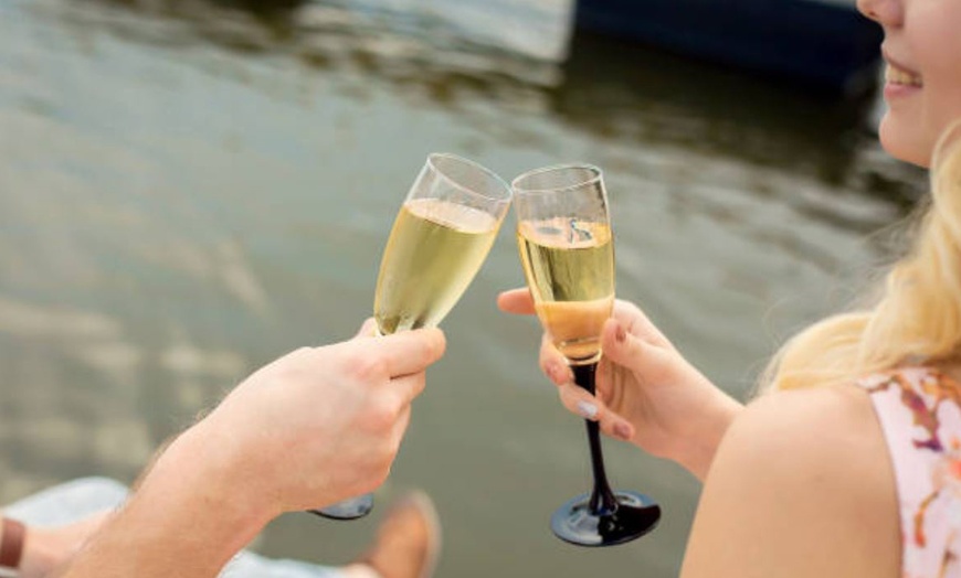 Image 9: Paseo romántico en hydronave por el Guadalquivir para 2 personas