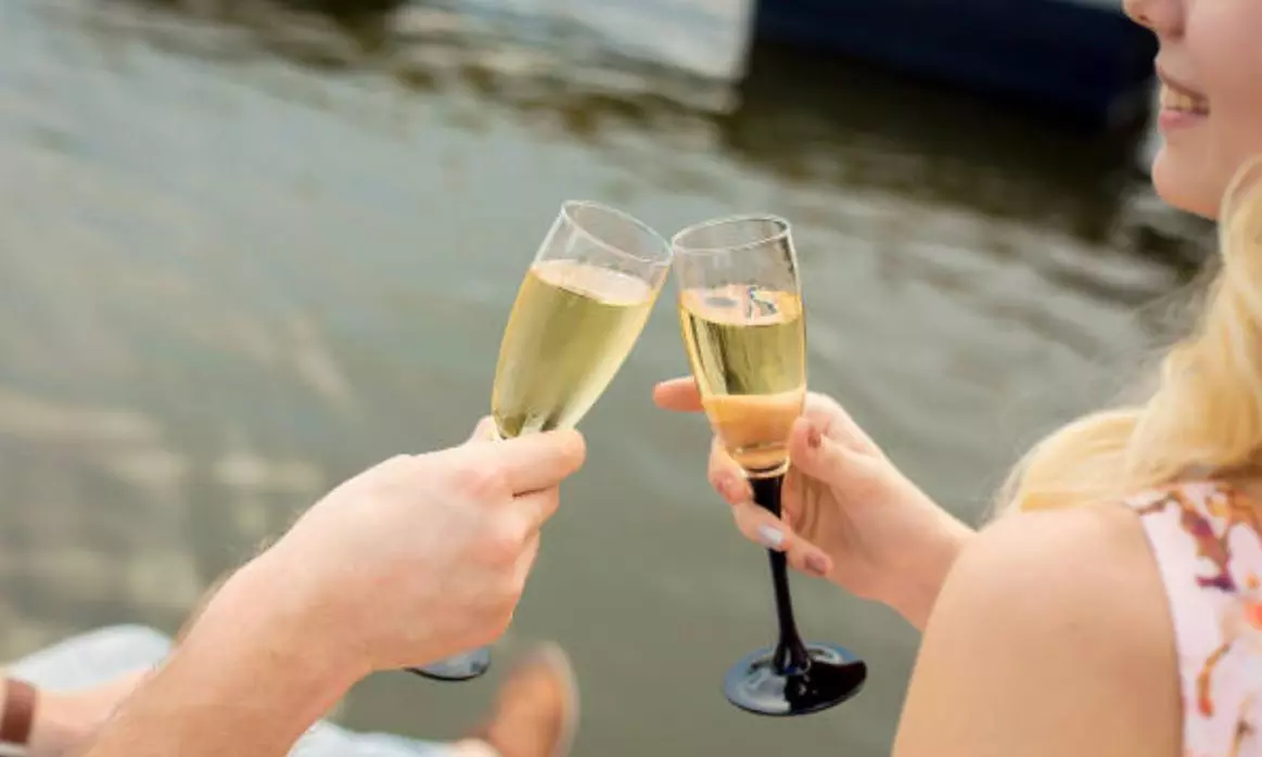 Paseo romántico en hydronave por el Guadalquivir para 2 personas