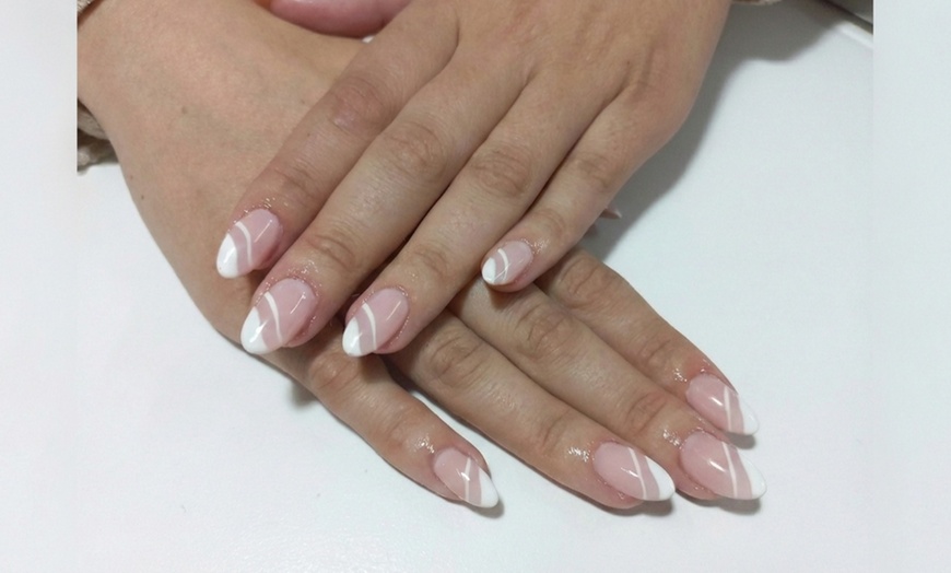 Image 2: Manicura y pedicura con esmaltado convencional o semipermanente