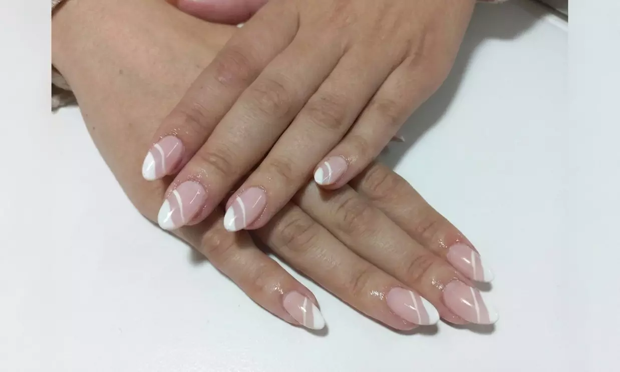 Manicura y pedicura con esmaltado convencional o semipermanente