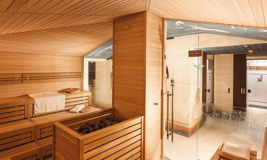 Image 2: Anti-Aging-Behandlung inkl. Sauna und Dampfbad für 1 oder 2 Personen