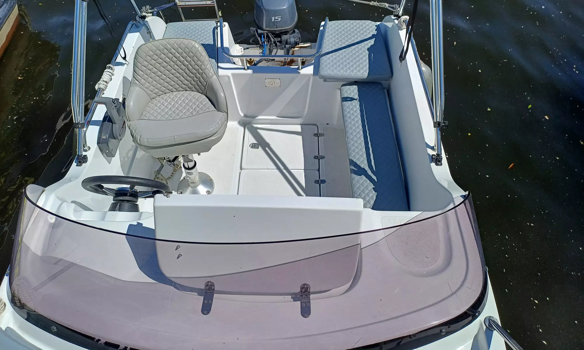 2-6 Std. Miete: Führerscheinfreies Motorboot für bis zu 6 Personen