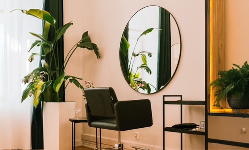 Image 8: Kolor, który zachwyca, styl, który zostaje – wybrana stylizacja włosów