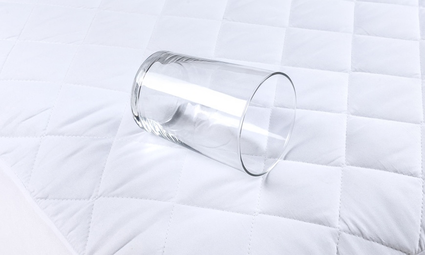 Image 7: Pikolin Home- Protector de colchón impermeable con aloe vera 
