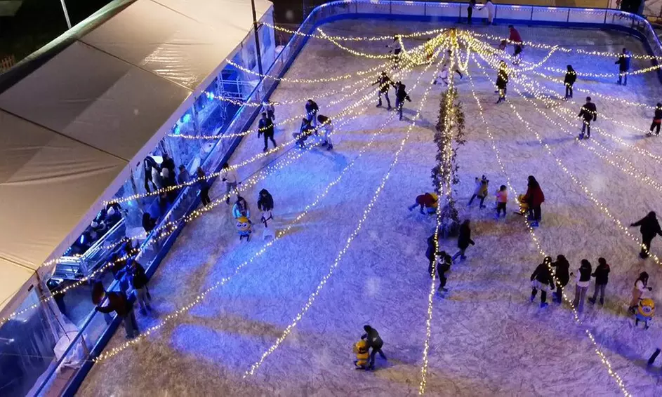 Vive la Navidad con un acceso de 30 minutos a pista de patinaje sobre hielo para 1 o 2, ahorra hasta un 17% - Primary Image