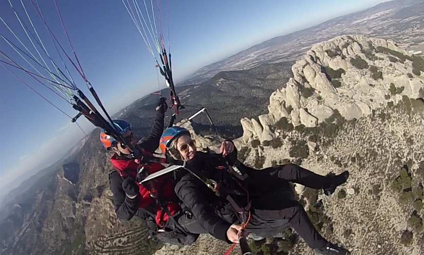 Image 2: Vuelo en parapente biplaza para 1 o 2 personas en Alicante