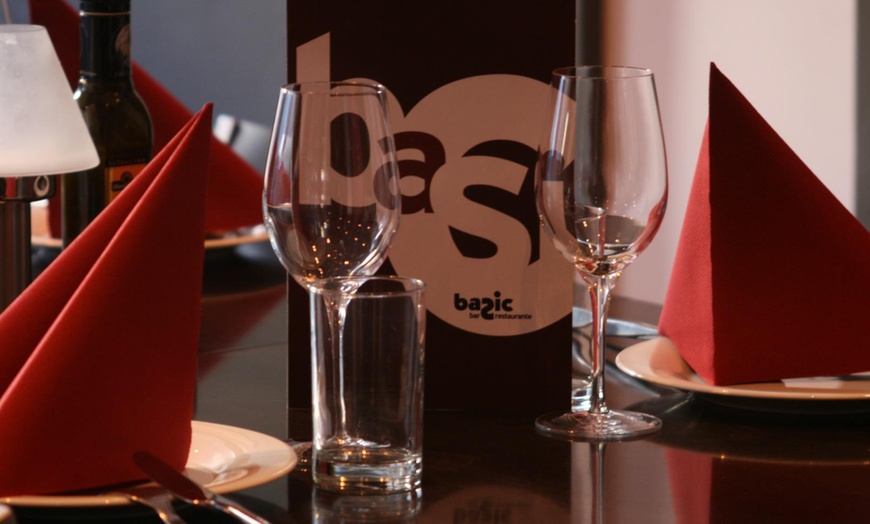 Image 8: Menú de tapas o menú prémium para 2 o 4 con vino y opción a cava