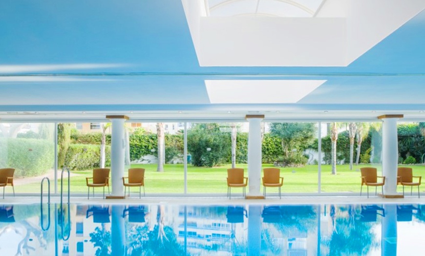 Image 4: Relájate como nunca antes con un acceso a spa o a piscina climatizada 