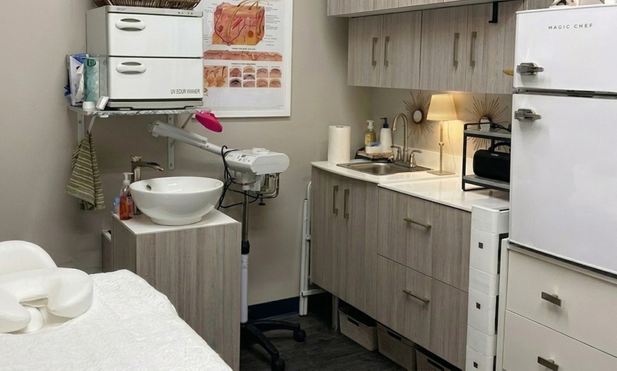 Image 4: Radiant Skin with One, Two or Three 60-Minute Customized Facial for 1