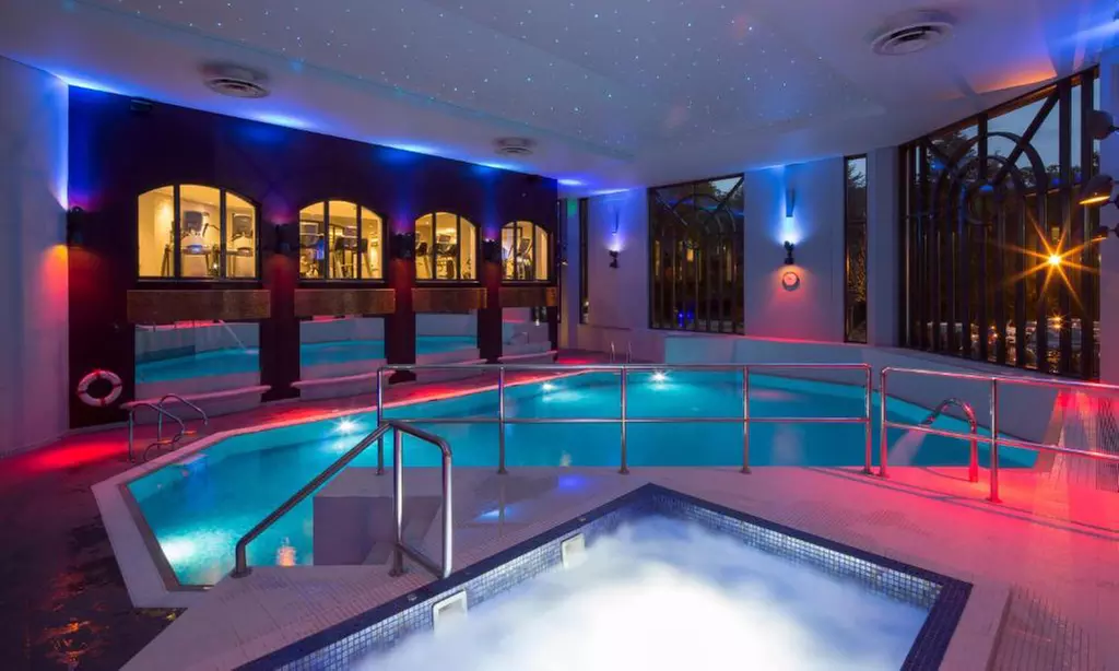 Buckinghamshire: King Room with Breakfast, Dinner & Late Check-Out