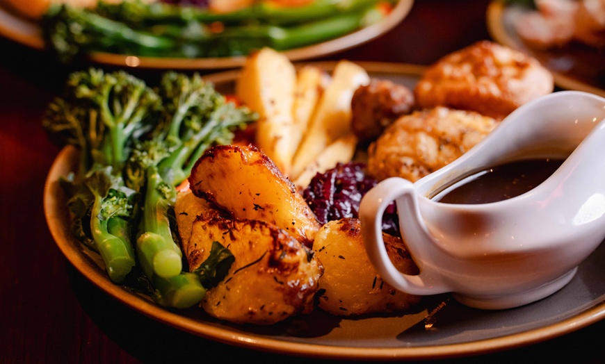 Image 3: Bonnie Rogues Kingston: Uniquely Bold Sunday Roasts & Live Atmosphere