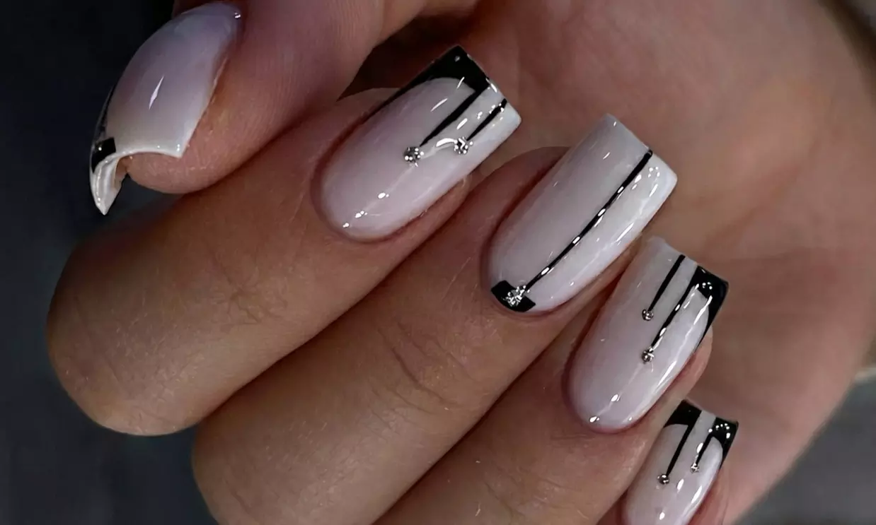 Manicura y pedicura con esmaltado convencional o semipermanente