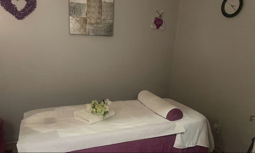 Image 2: Relax Yourself with a 45 Minute Deep Tissue Couples Massage 