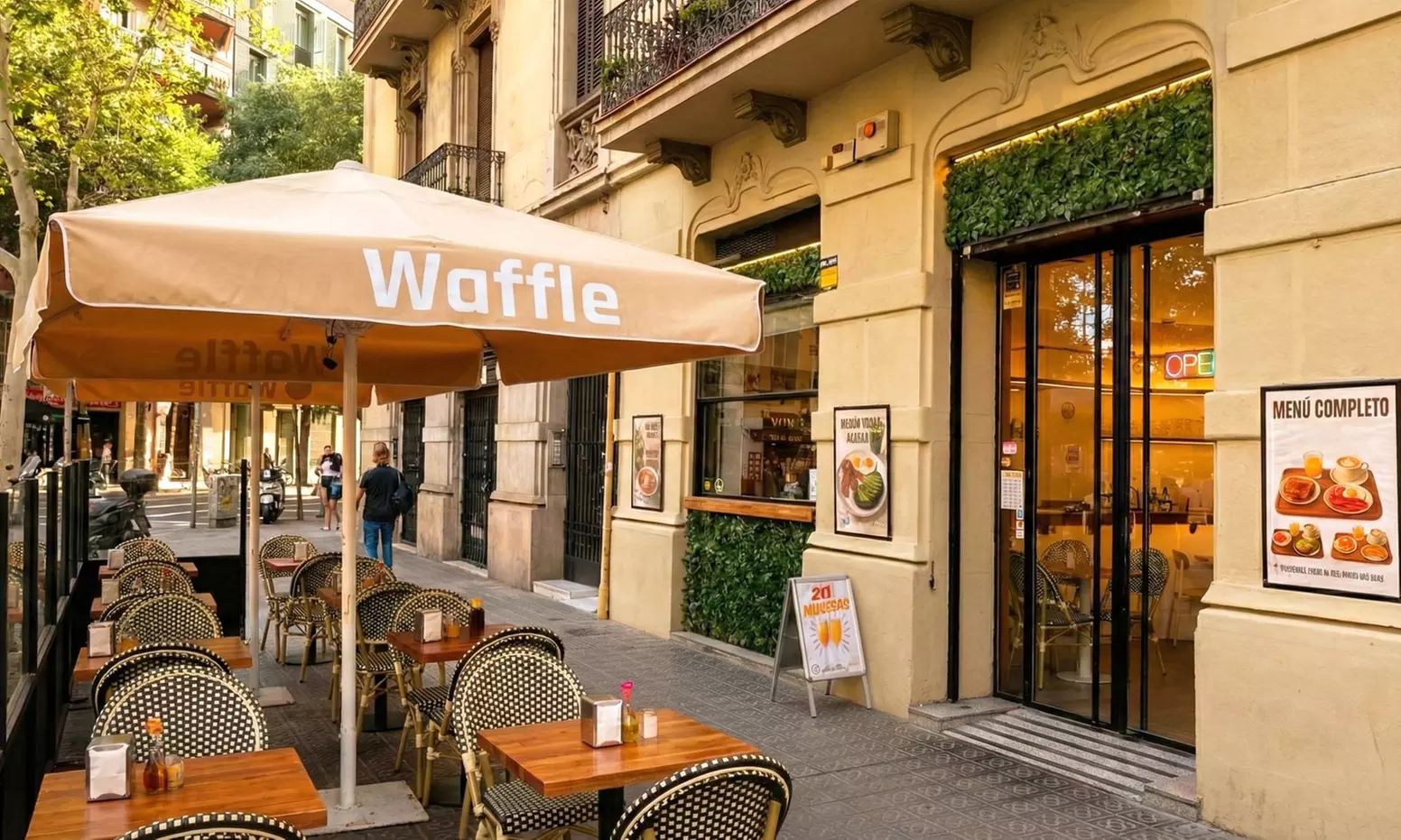 Brunch con platos salados, dulces, bebidas y mimosa clásica