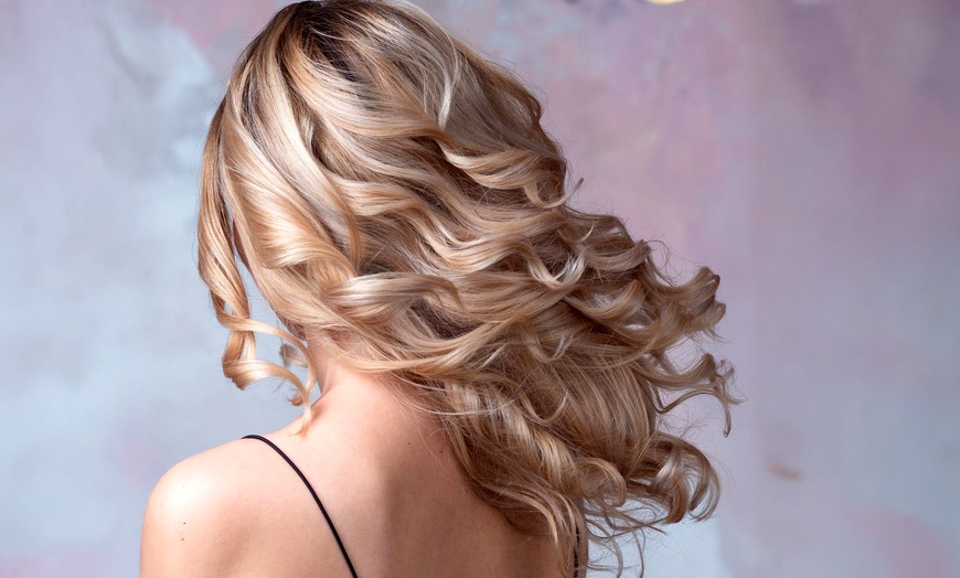 Image 1: Damen-Haarschnitt, optional mit (Ansatz-)Farbe, Maske und Föhnen