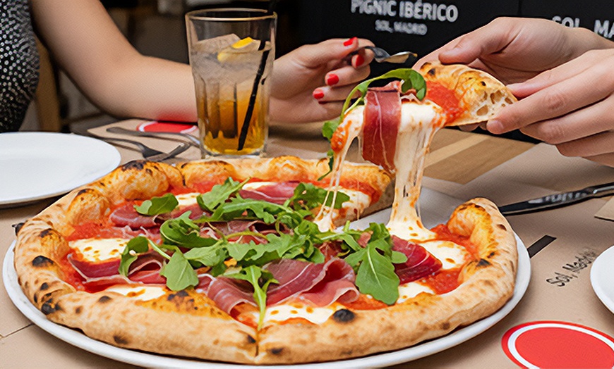 Image 1: Menú de pizzas ibéricas con bebida incluida para 2 o 4 personas 