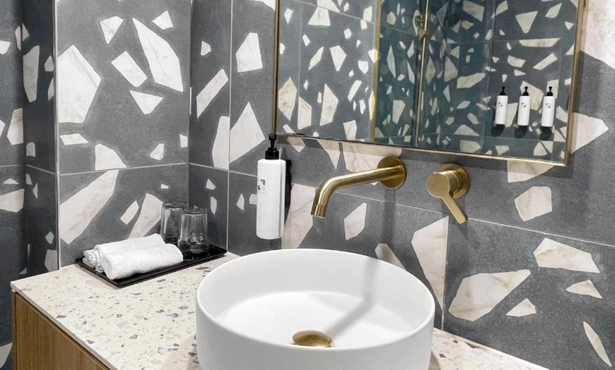 Image 5: Brisbane Getaway for Two: Swiss-Belhotel Stay + Wine & Late Checkout