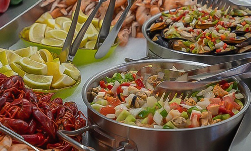 Image 7: Buffet libre para 2 o 4 válido entre semana o fin de semana y festivos