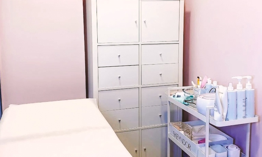 Image 2: Higiene facial con opción a LED, cromoterapia, radiofrecuencia y más