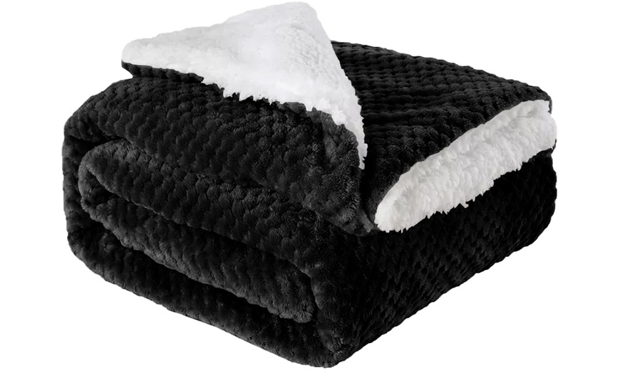 Image 8: Kuschelige Decke aus Sherpa-Material