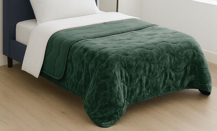 Image 15: Premium Winter Quilt: Soft, Hypoallergenic and Luxurious Comfort