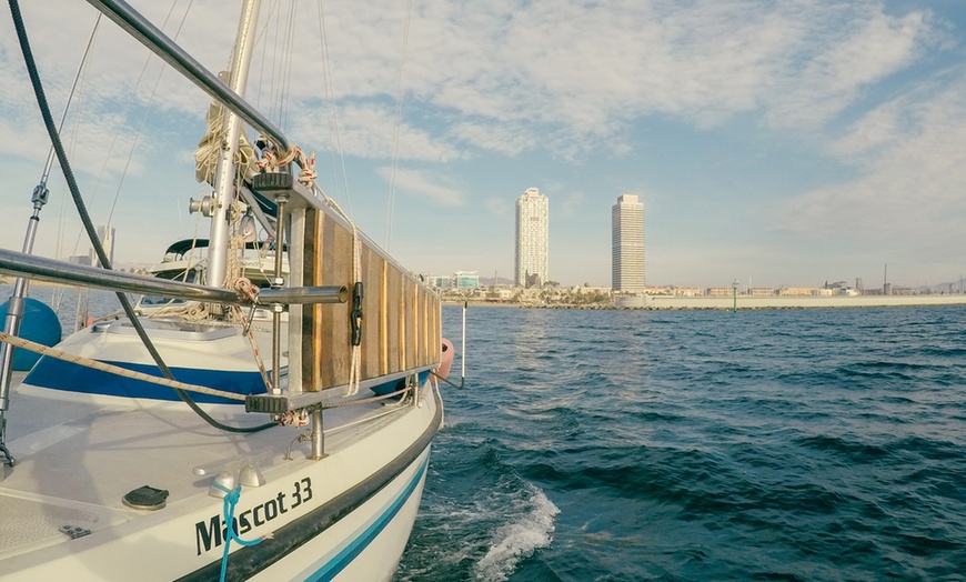 Image 14: Paseo en velero en grupo o privado con bebidas y picoteo para 1-4 pax.
