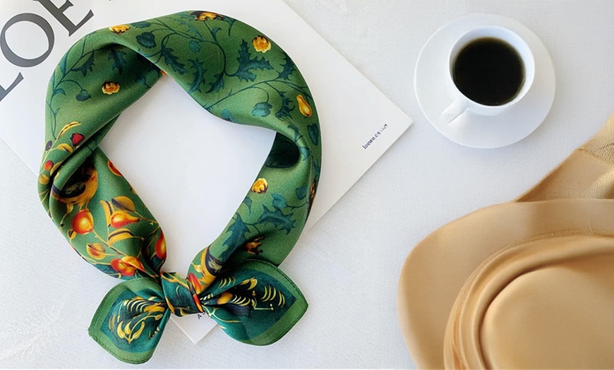 Image 15: Foulard en soie avec motif 