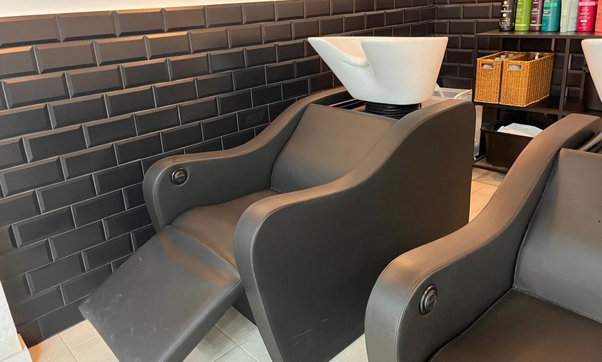 Image 3: Sesión de peluquería con opciones adicionales para 1 persona