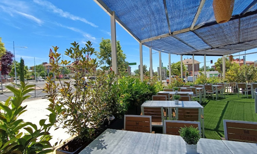 Image 8: Menú tradicional español con opción a botella de vino para 2 o 4