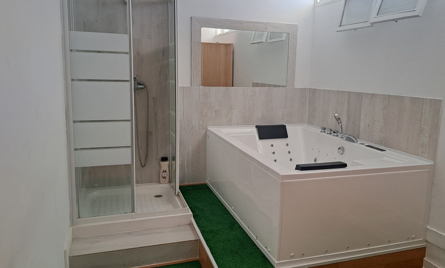 Image 4: Escapada en pareja con masaje, rituales, cava y bombones 