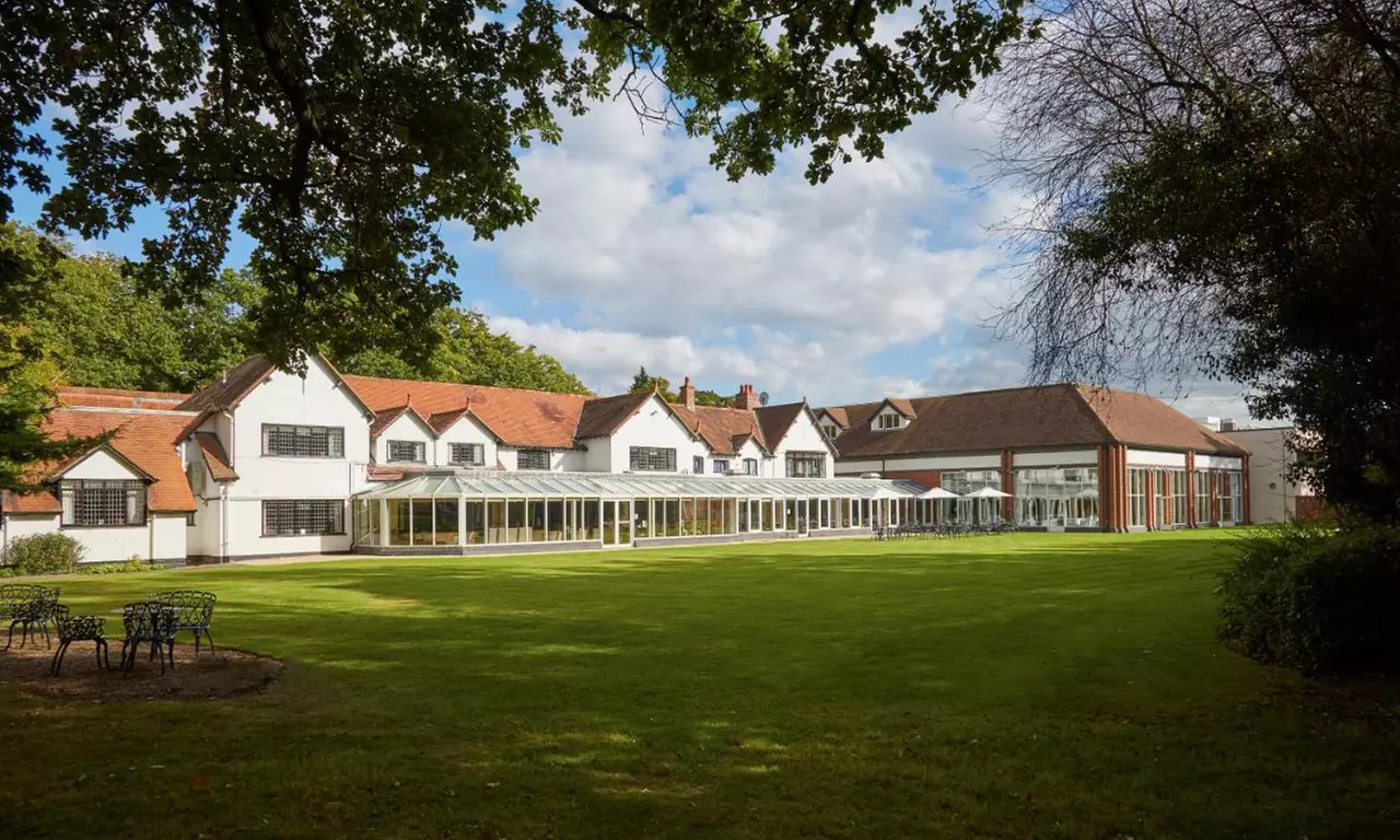 Chester: Spa Stay for 2 with Breakfast, Prosecco & 25-Minute Treatment