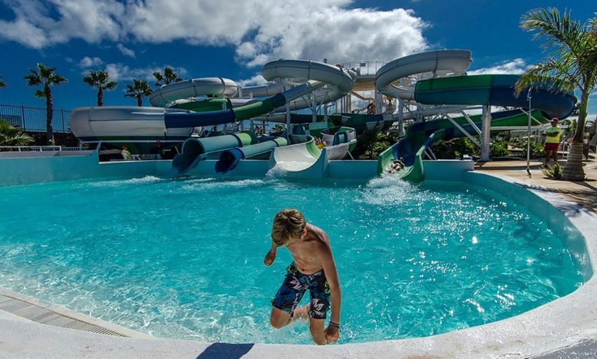 Image 21: Entrada para niño o adulto a parque acuático Aqualava en Lanzarote