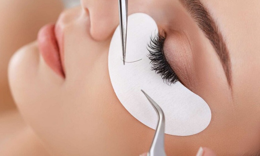 Image 3: Extensiones clásicas pelo a pelo, con diseño, relleno o ambos 