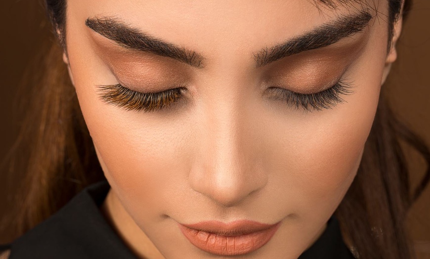 Image 1: Extensiones de pestañas, volumen o natural, con cejas y diseño