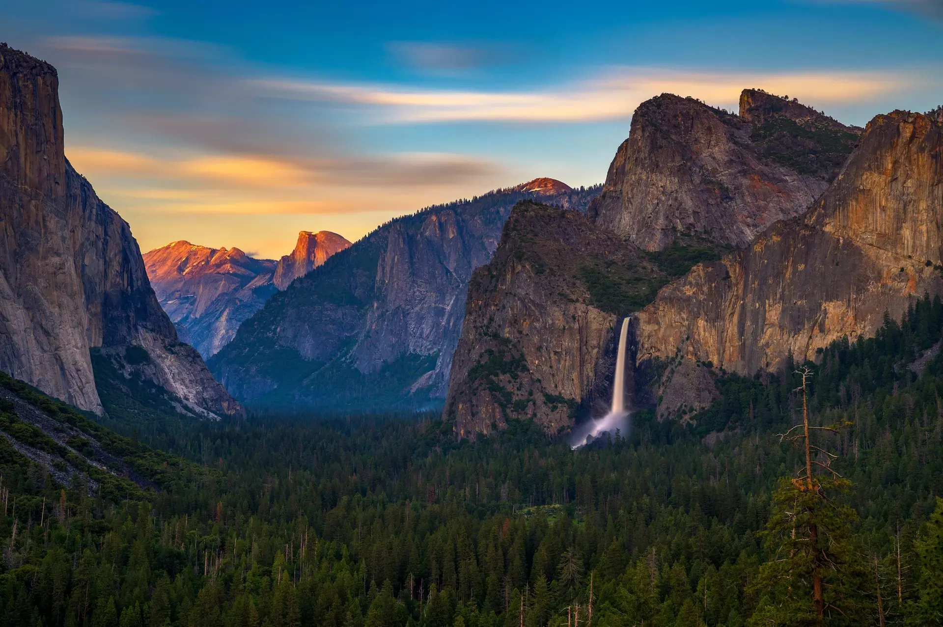 ✈ Yosemite: 4-Day Adventure with Air & Hotel from Worldee