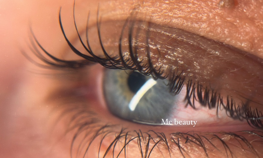 Image 2: Extension ou rehaussement de cils ou Brow lift