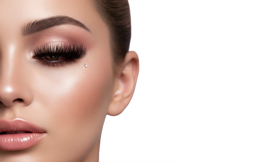 Image 1: Volumen-Wimpernverlängerung mit optionalem Augenbrauenfärben