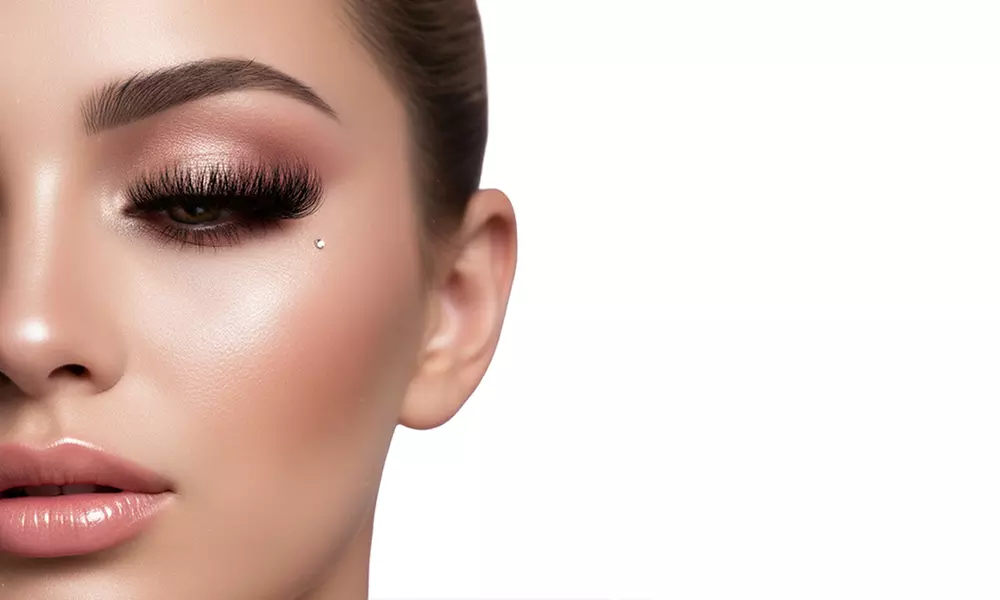 Volumen-Wimpernverlängerung mit optionalem Augenbrauenfärben