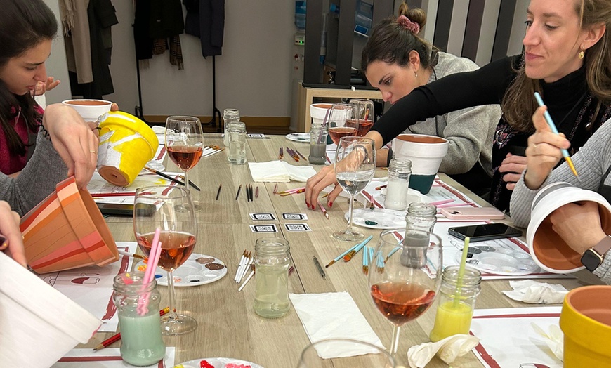 Image 20: Taller de pintura en cerámica o velas con barra de libre de vino